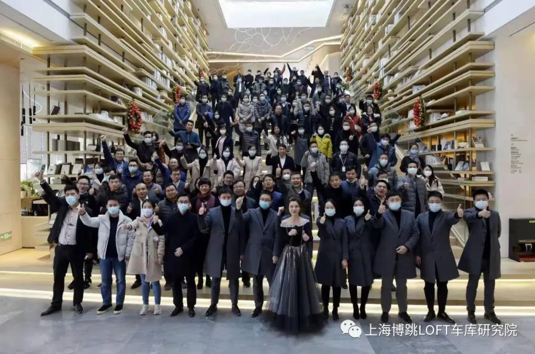 镇江全国一百多人在华侨城汉口道6号参观研讨LOFT专利车库技术！